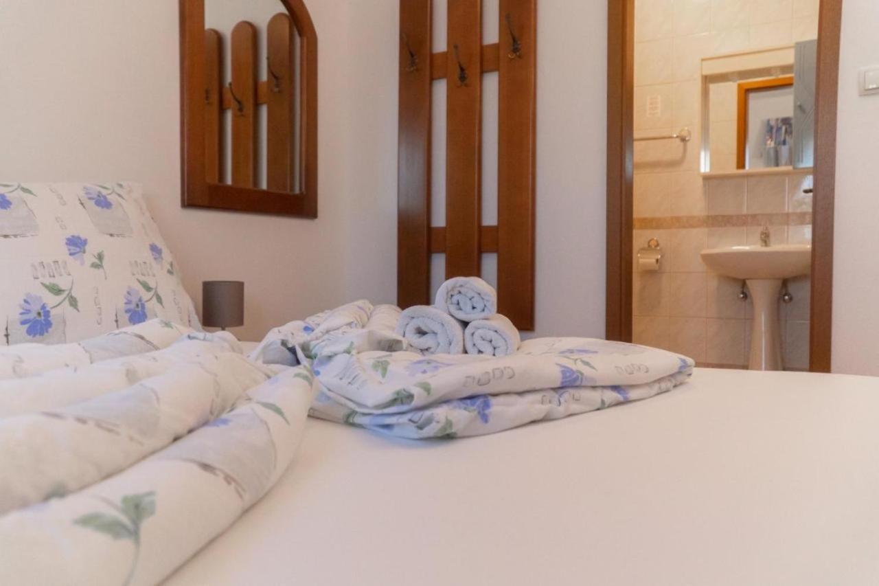 Apartments And Rooms Villa Chiara Krnica Buitenkant foto