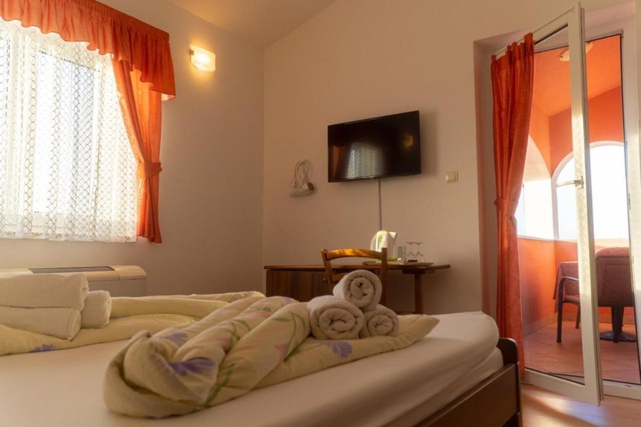 Apartments And Rooms Villa Chiara Krnica Buitenkant foto